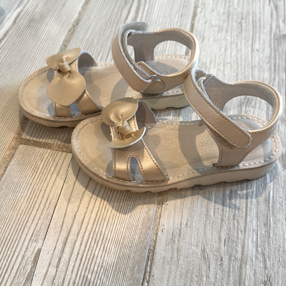 L’amour Jolie Chic Kids Gold Sandals with Bow Accent - Picture 3 of 7